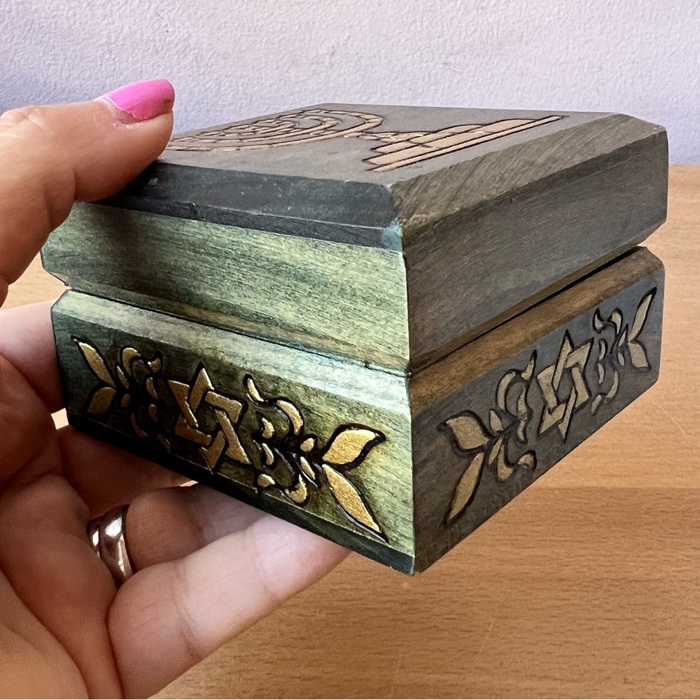 VINTAGE ISRAEL WOOD DECORATIVE BOX MENORAH MAGEN DAVID STAR OF DAVID GREEN GOLD - Picture 4 of 16